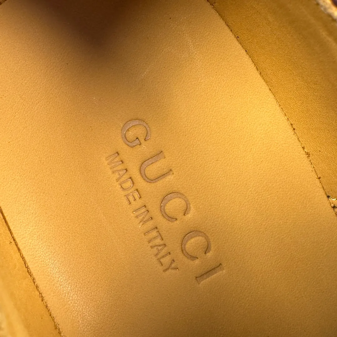 Batch 980 Gucci/Gucci new autumn men's lace-up derby shoes! Crafted from smooth, glossy cow leather, these lace-up shoes have an elegant and sophisticated silhouette that reflects the brand's classic elegance. European style last type Precisely cut upper from a whole piece of leather High-quality leather material with full texture Excellent gloss Excellent toughness, classic red and green webbing decoration Layered splicing design style, loose sneakers Native dyed calfskin lining Uniform and fine perforations, soft and comfortable Thickened leather outsole, composite rubber sole at the heel, excellent foot comfort, wear-resistant and non-slip, the first choice for light luxury, versatile for the foot, comes with a full set of packaging! Size: 39-40-41-42-43-44 leather shoe size (can be customized to 38.45.46) Item number: 812142 Burgundy